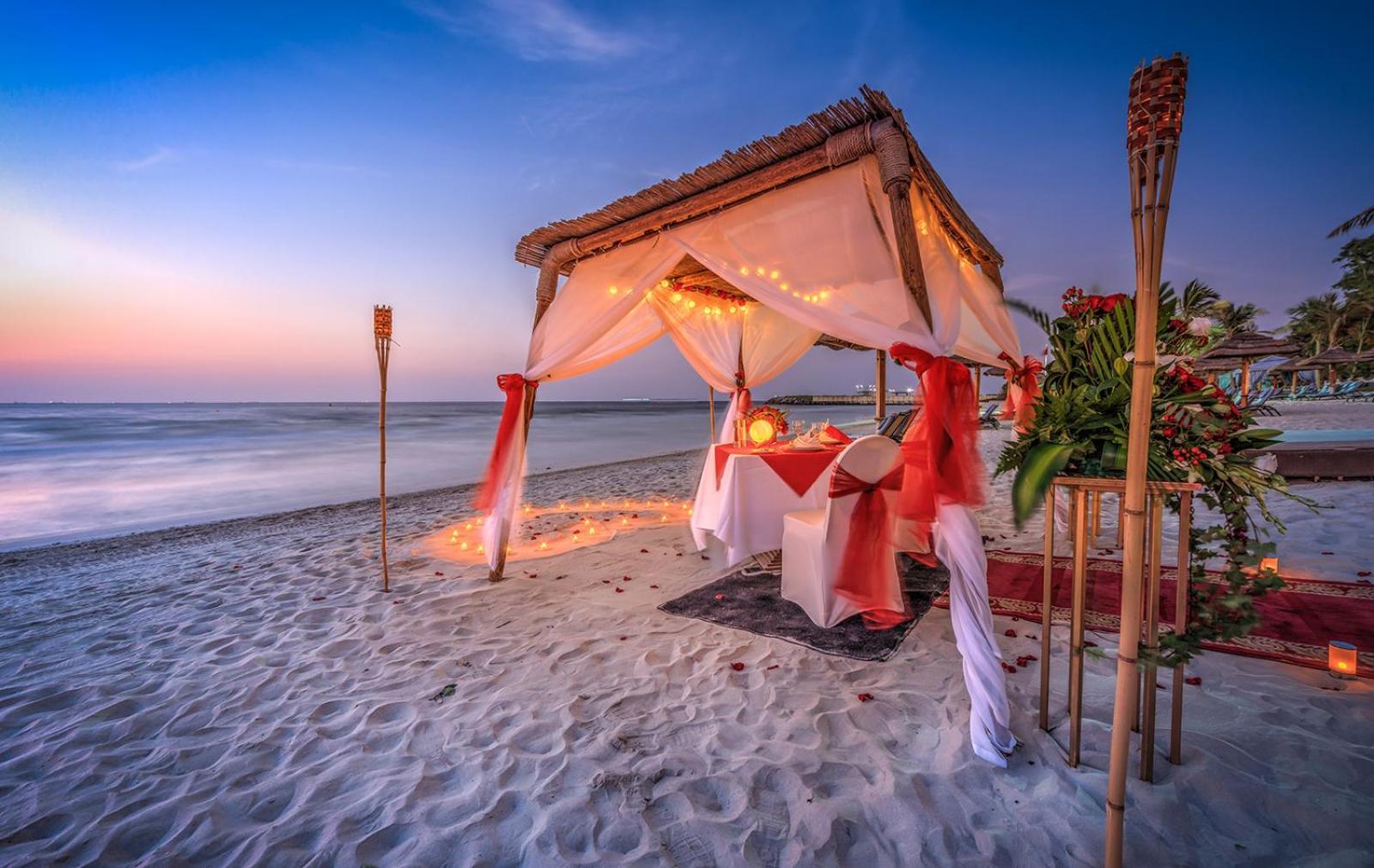 Ajman Hotel & Villas By Blazon Hotels Luaran gambar A beachside dinner in Pattaya, Thailand