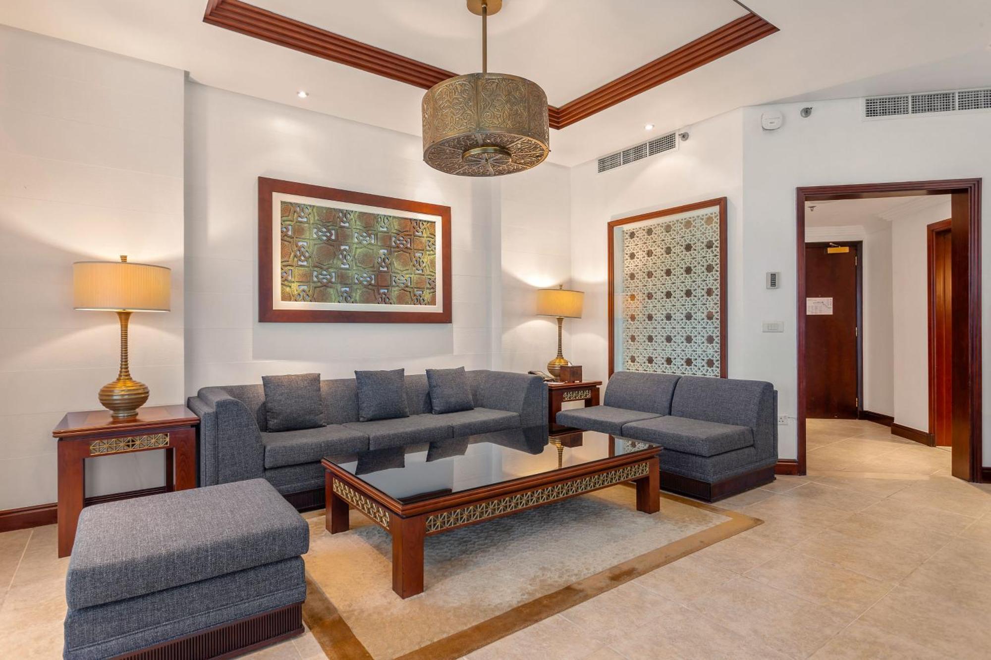 Ajman Hotel & Villas By Blazon Hotels Luaran gambar A living room at the hotel